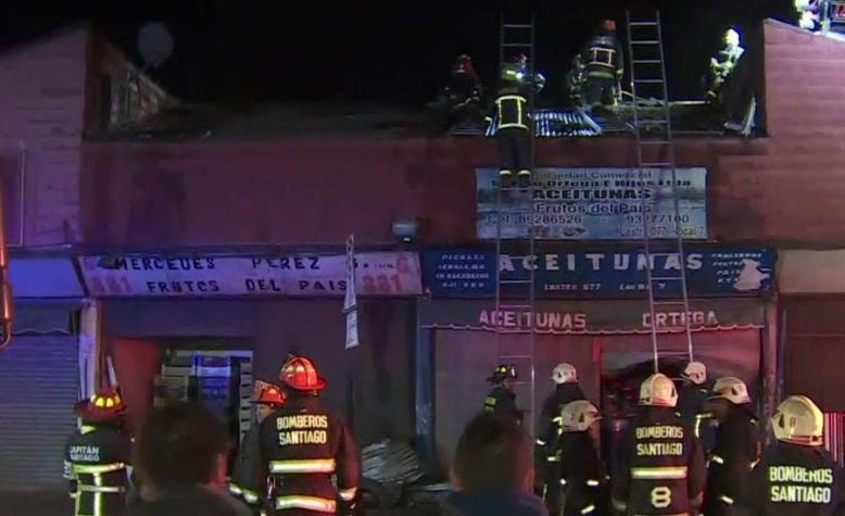 [VIDEO] Incendio afecta a tres locales comerciales en La Vega Central