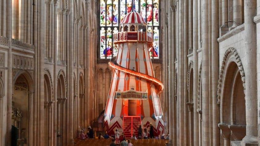 La polémica por el colorido tobogán que una iglesia de Inglaterra instaló frente al altar