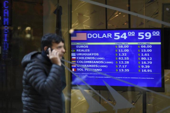 Tras apreciarse en apertura, peso argentino vuelve a caer