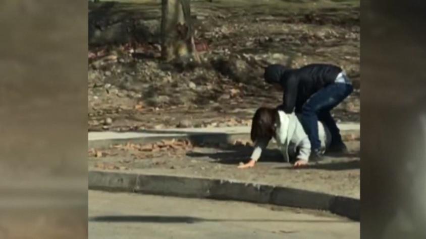 [VIDEO] Mujer es arrastrada tras ser asaltada a plena luz del día en Vitacura