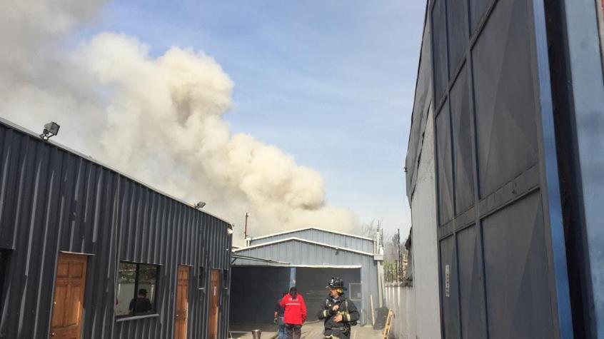 Incendio se declara en fábrica de textiles en Recoleta