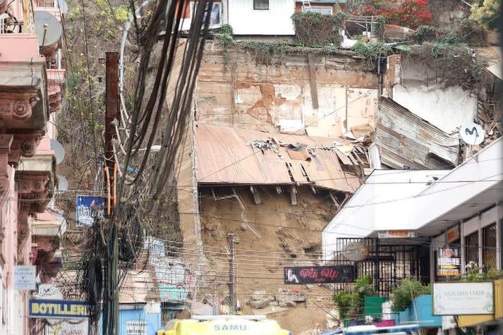 Gobierno promete subsidios para familias víctimas del derrumbe de casa en Valparaíso
