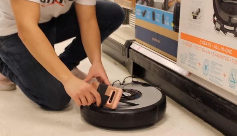 [VIDEO] Joven modifica una aspiradora robot para maldecir cuando choca y el resultado es hilarante