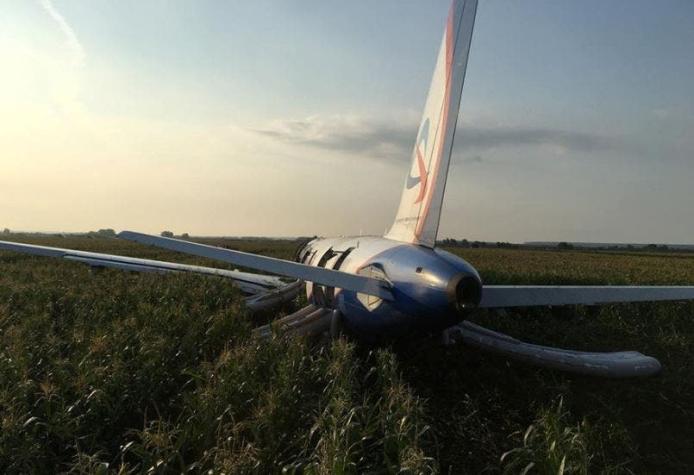 [FOTOS Y VIDEO] Avión de línea ruso efectúa aterrizaje de emergencia en un campo de maíz