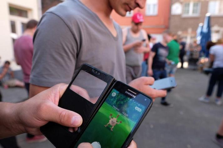 [FOTO] Policía sorprende a un hombre jugando Pokémon Go con 8 celulares en su auto