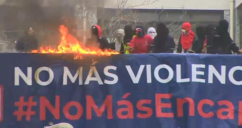 [VIDEO] "No más violencia política": Encapuchados despliegan y queman lienzo en el I. Nacional