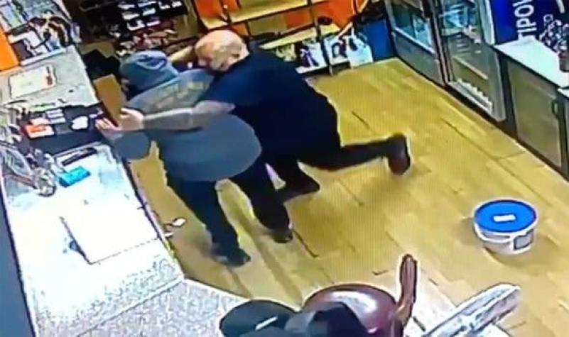 [VIDEO] Dueño de gimnasio sorprendió a asaltante que lo amenazó con un cuchillo