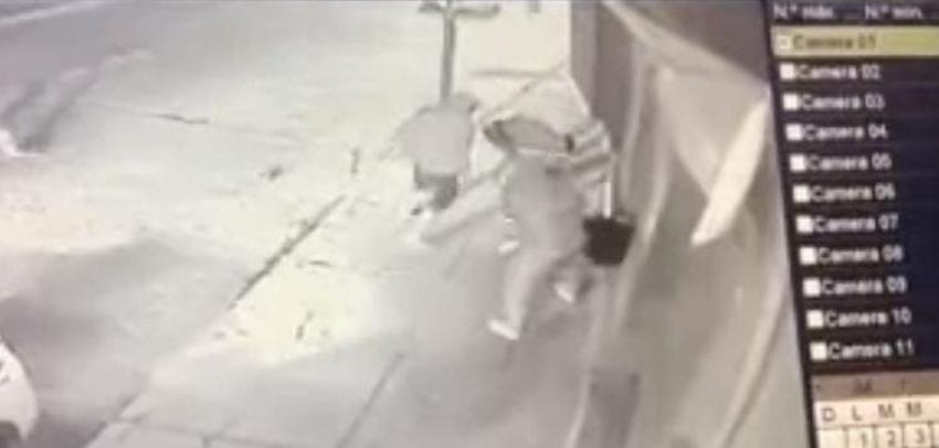 [VIDEO] Violenta agresión a discapacitado: tres hombres lo golpearon incluso con sus muletas