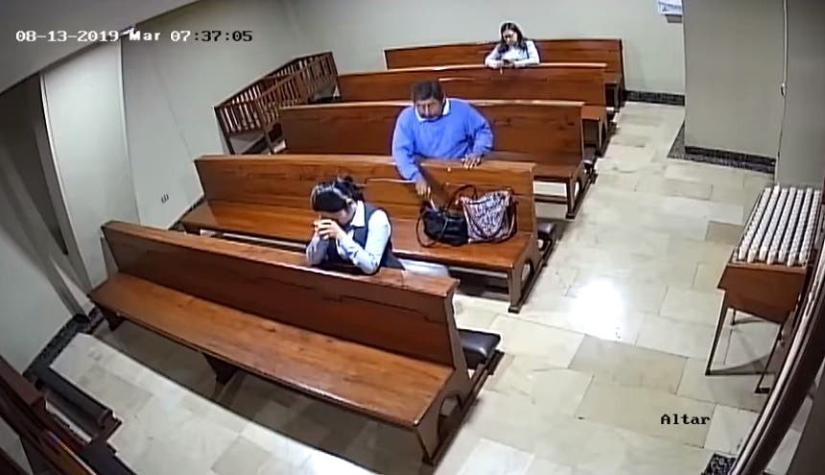 [VIDEO] Hombre simuló rezar pero se robó un celular en la iglesia: se persignó al huir