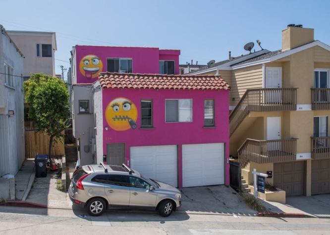 Pintó la fachada de su casa tras denuncia por usar Airbnb: la acusan de burlarse de una vecina