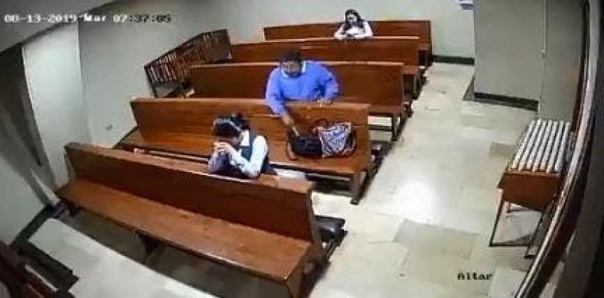 [VIDEO]  Captan hombre robando dentro de una iglesia en Ecuador y se persigna antes de salir