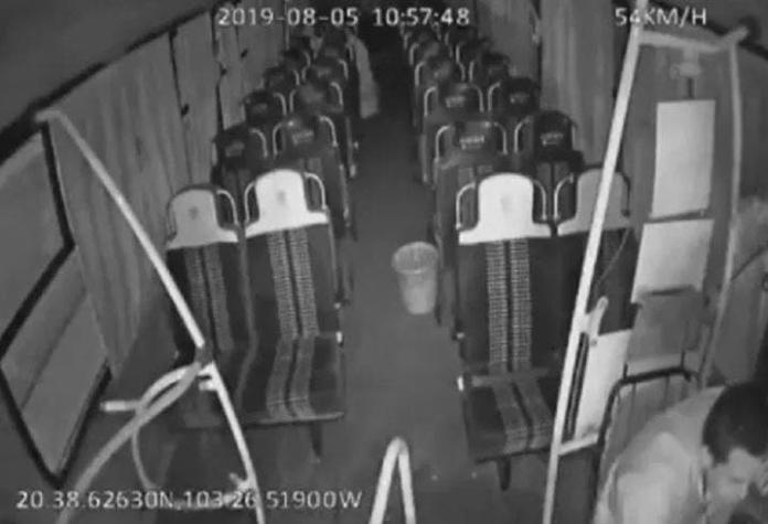 [VIDEO] El susto que se llevó un conductor de bus con una “señora fantasma”