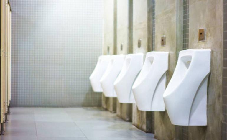 Instalarán baños que rocían agua para evitar que la gente los use para tener relaciones sexuales