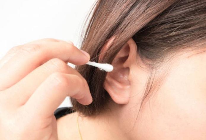 Mujer se limpió los oídos diariamente con hisopos y desarrolló infección que casi come su cerebro