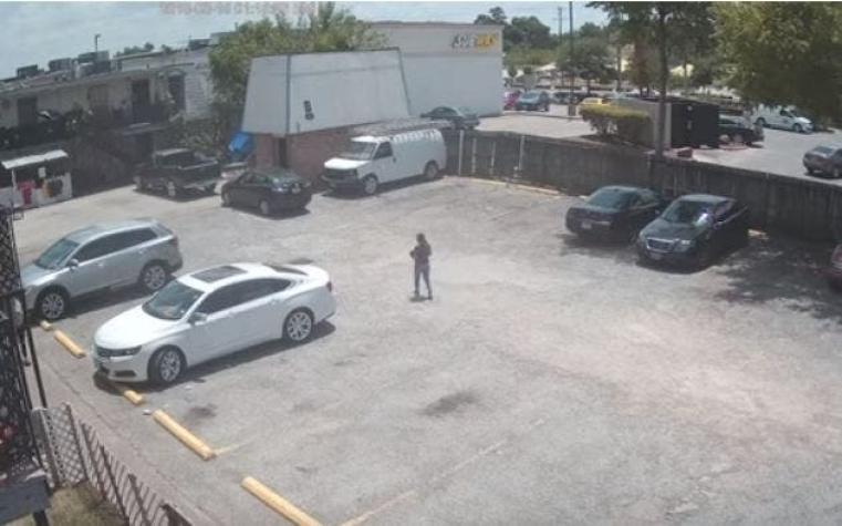 [VIDEO] Madre descuida a su hijo de un año en un estacionamiento: Niño murió atropellado