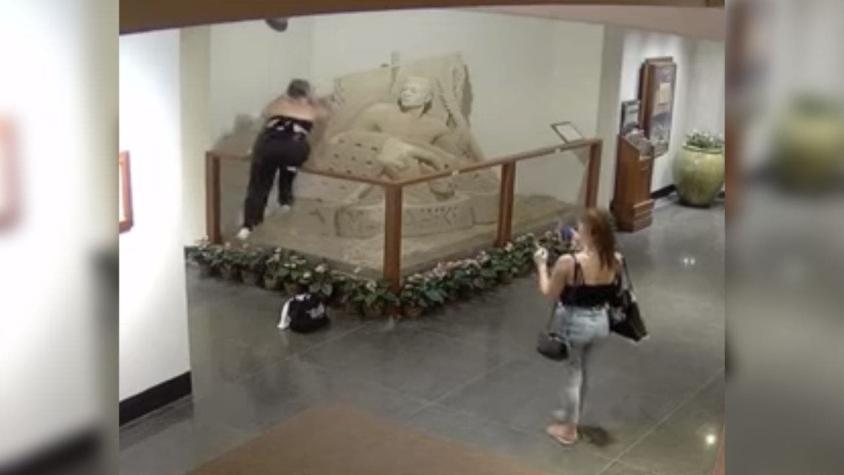 [VIDEO] El momento en que una joven dañó gravemente una importante escultura de arena en Hawaii
