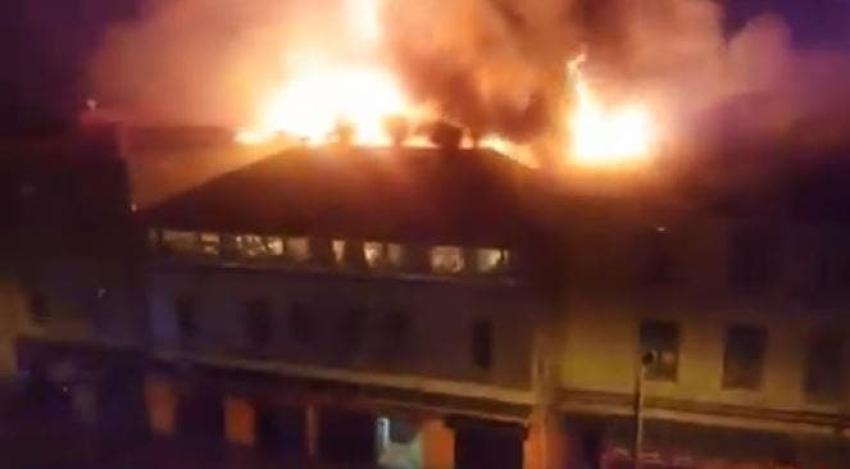 [VIDEOS] Incendio en locales comerciales en Valparaíso deja 18 damnificados