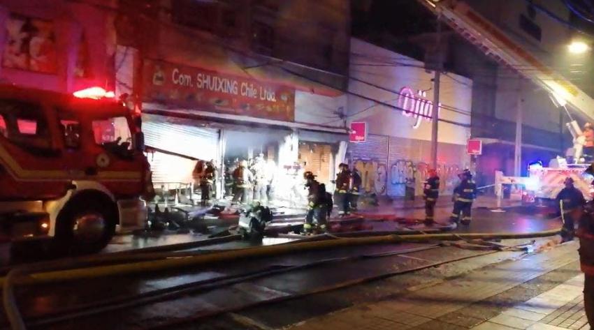 [VIDEO] Incendio afecta a local comercial en la comuna de San Bernardo