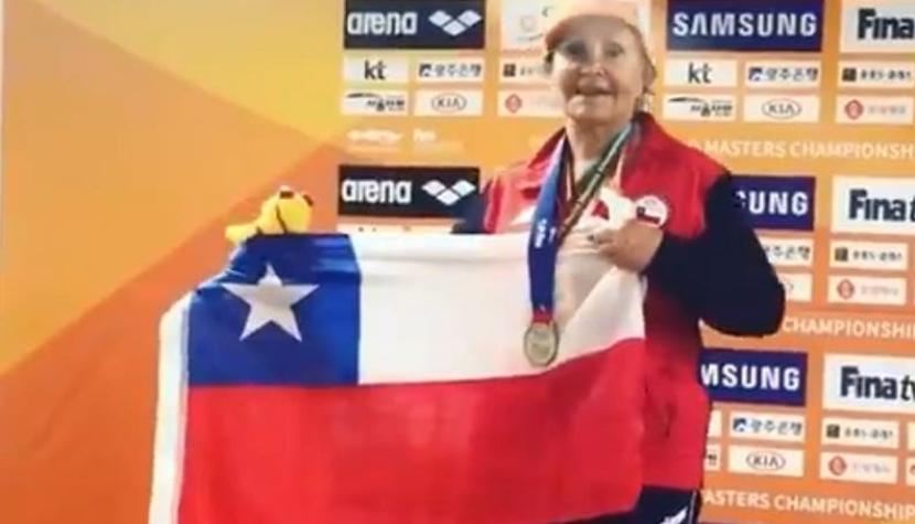 Orgullo nacional: Nadadora chilena de 84 años gana medalla de plata en 400 metros libres