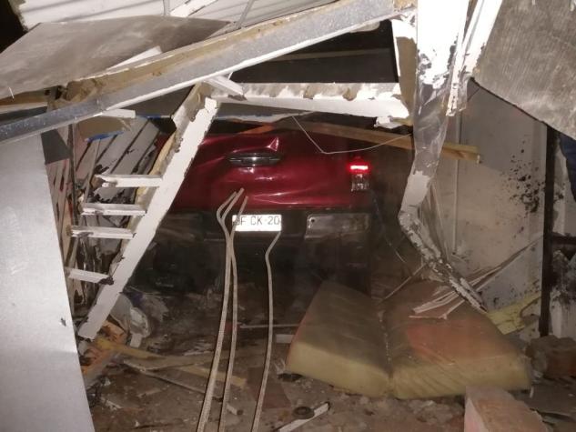 [FOTOS] Auto destruye por completo vivienda y peluquería que estaba por inaugurar en Peñalolén