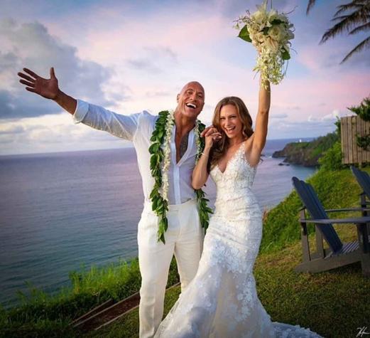 La Roca se casó al estilo hawaiano con su novia de hace 12 años y celebró con esta foto