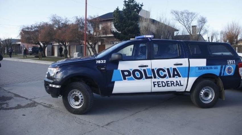 Policía argentino provoca la muerte de un hombre al patearlo y hacerlo caer contra el asfalto