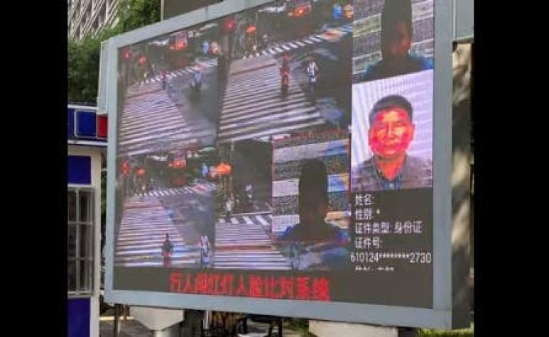 China emplea reconocimiento facial para avergonzar a peatones que cruzan por lugares no habilitados