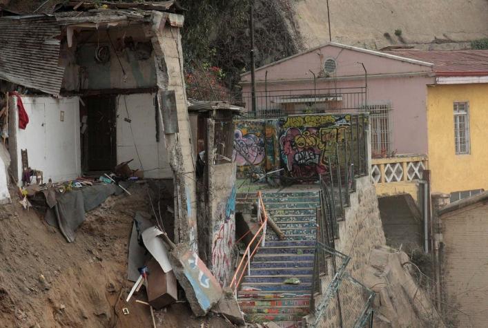 Derrumbe en Valparaíso: Cuántas casas "irrecuperables" hay y cuál es el riesgo en otras ciudades