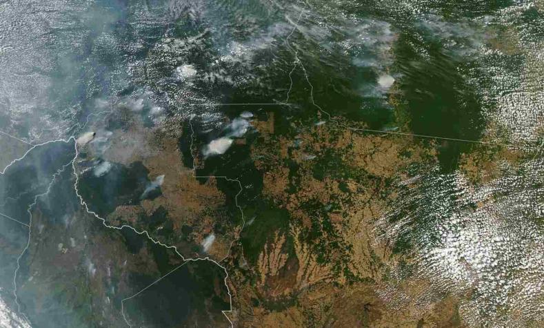 Bolsonaro insinúa que ambientalistas estarían tras incendios en el Amazonas