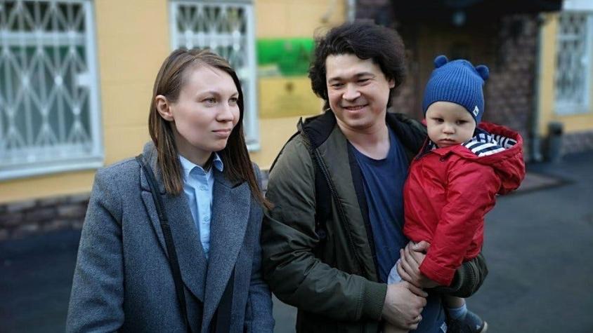 Rusia: la pareja que puede perder la custodia de su hijo de un año por llevarlo a una protesta