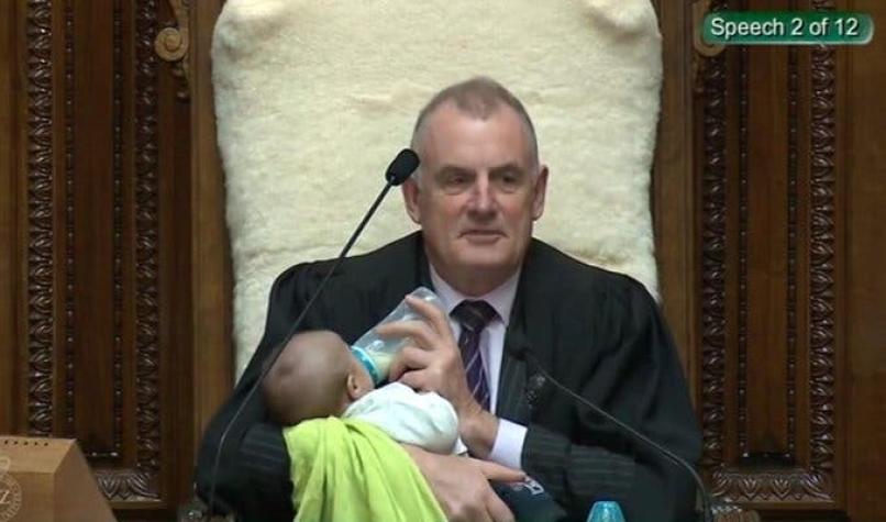 La historia de la foto viral del líder del Parlamento neozelandés con un bebé en una sesión pública
