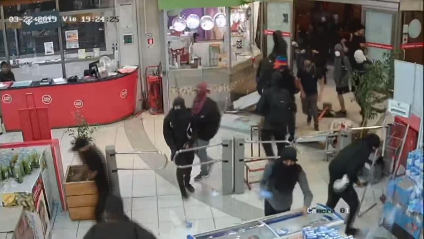[VIDEO] Cerca de 30 encapuchados golpearon a automovilistas e intentaron saquear un supermercado