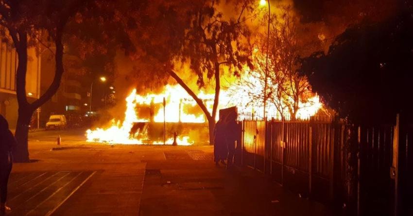 [VIDEO] Encapuchados provocan desmanes en Barrio Yungay: Tres buses del Transantiago quemados
