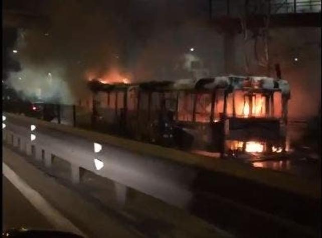 [VIDEOS] Un bus del Transantiago se quema completamente cerca de la ronda Grecia