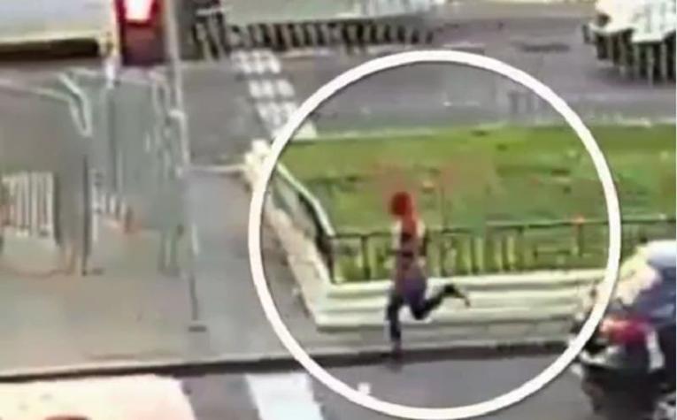 [VIDEO] Un superhéroe de verdad: "Sensual Spiderman" detiene un asalto en plena Alameda