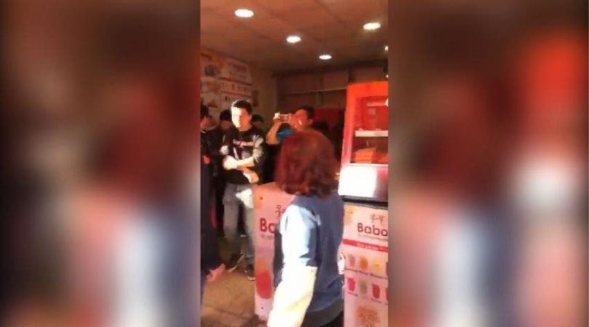 Manifestantes chinos atacan local de comida taiwanesa en Estación Central