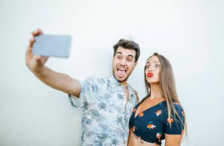 Estudio sugiere que tomarse demasiadas selfies podría generar un efecto negativo en tu imagen