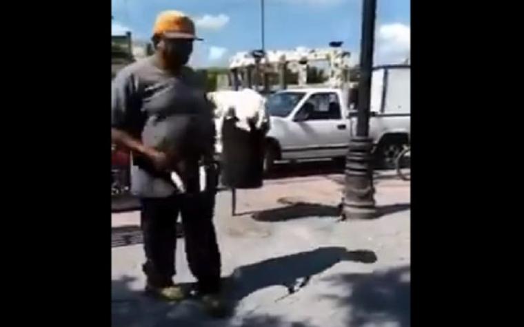Indignación en México por hombre que cortó la cola de un perro que hurgaba en la basura