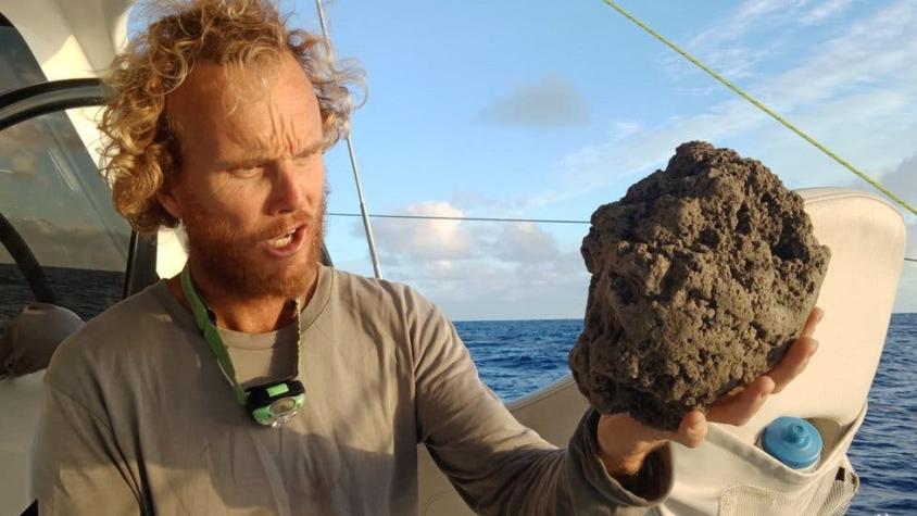 La "isla" de piedra pómez del tamaño de 20.000 canchas de fútbol que flota a la deriva en el océano