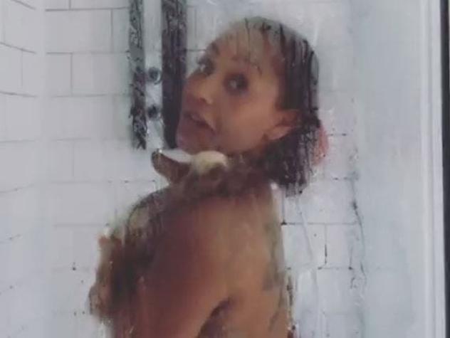 [VIDEO] Mel B comparte osada publicación en redes sociales: Aparece en la ducha con su perro
