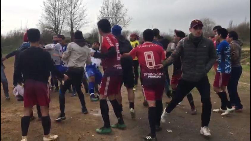 [VIDEO] Brutal pelea en medio de partido de fútbol en San Pedro de la Paz: Al menos 40 involucrados