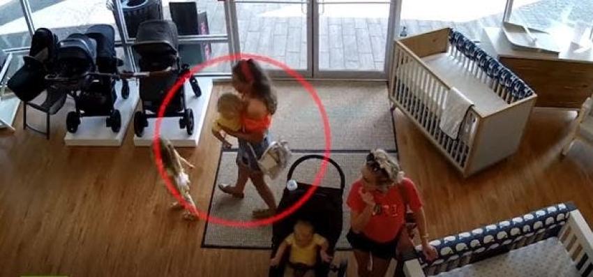 [VIDEO] Mujer olvida a su pequeño hijo en una tienda luego de robar un coche para bebés