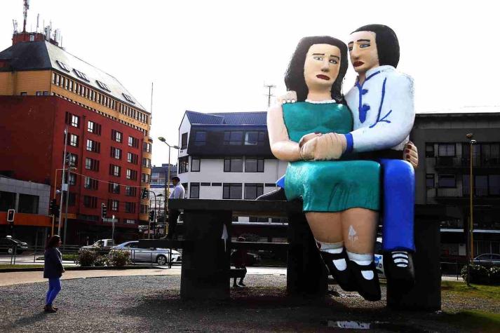 Los enamorados se quedan: Puerto Montt mantendrá su icónica escultura "Sentados frente al mar"