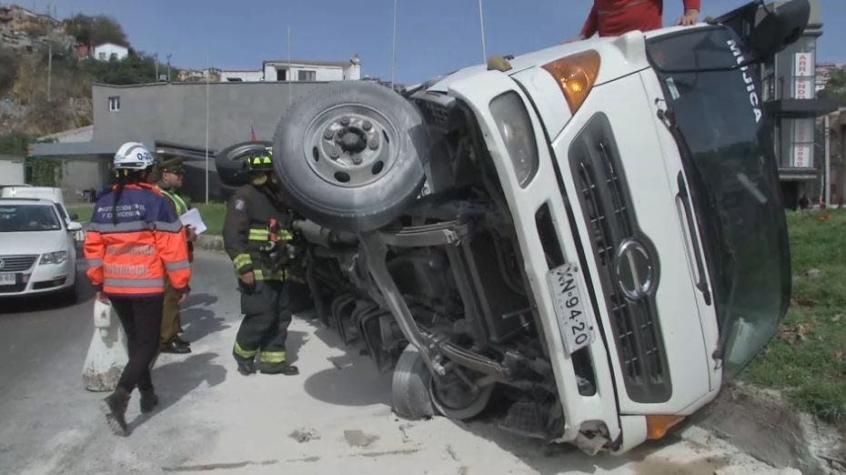 [VIDEO] Impactante volcamiento de camión con baterías de auto en Valparaíso