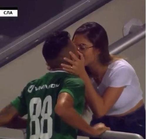 [VIDEO] Jugador corre a celebrar gol con su novia y no se percató de que se lo habían anulado