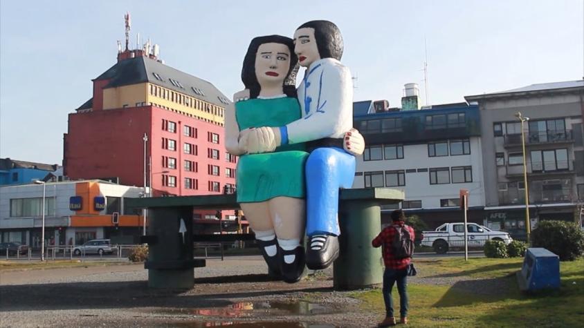[VIDEO] Seguirán "sentados frente al mar": Puerto Montt mantendrá icónica escultura de enamorados