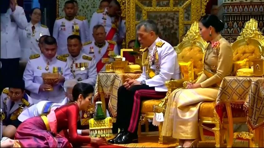 [VIDEO] Tras casi un siglo, rey de Tailandia nombra a su primera "concubina"