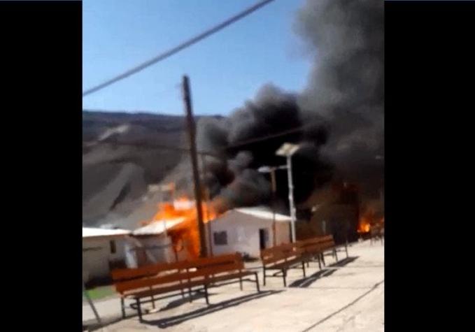 [VIDEO] Cerca de 11 viviendas son afectadas por el fuego en poblado de la región del Tarapacá