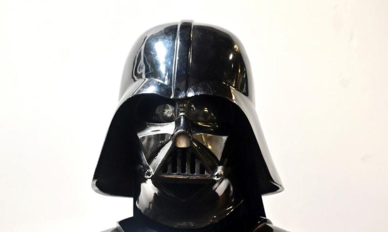 Subastan casco de Darth Vader entre tesoros de Hollywood valorados en más de 7 millones de pesos