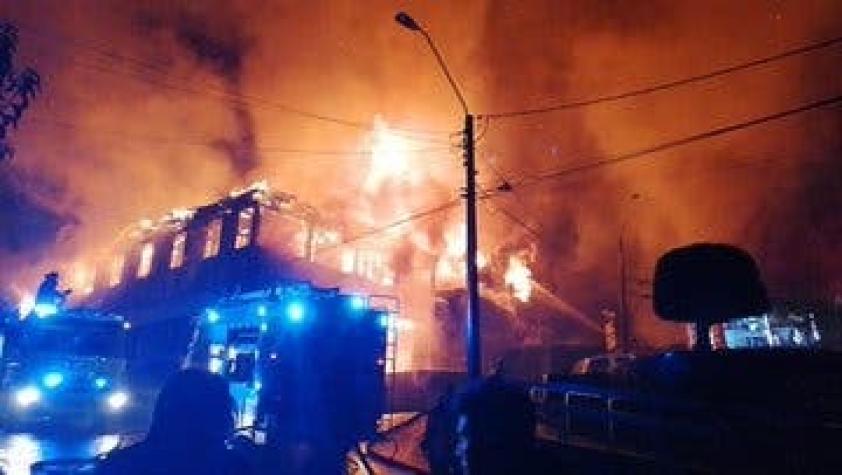 Incendio afecta a zona patrimonial de Ancud